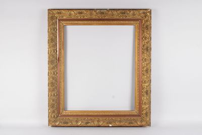 un cadre doré sur un mur blanc, avec un fond blanc