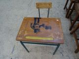 une table en bois sur laquelle est posée une machine à coudre