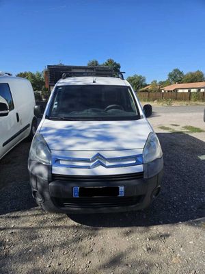 La camionnette blanche est garée à côté de la camionnette blanche sur le parking.