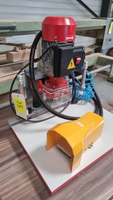 une machine posée sur une table