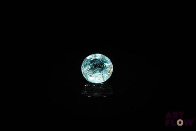 gros plan d'un diamant bleu sur une surface noire