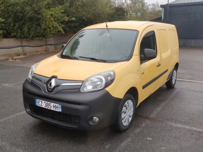 une camionnette jaune garée sur un parking avec des arbres en arrière-plan