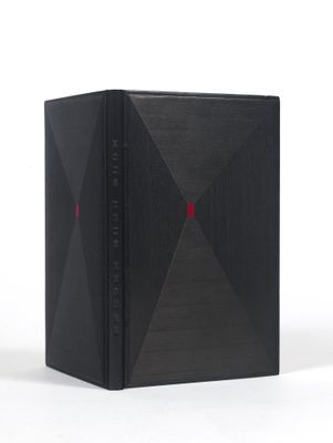 une image représentant un livre noir avec un point rouge sur la couverture