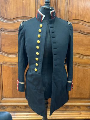une photo d'un uniforme militaire sur un mannequin