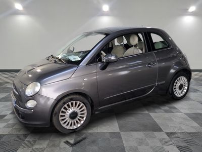 l'image d'une petite voiture garée dans un garage