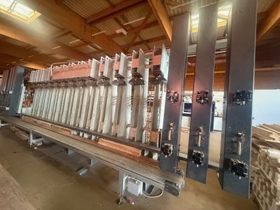 une grosse machine qui se trouve au milieu d'un bâtiment