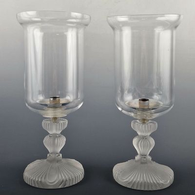 paire de bougeoirs en verre transparent avec un support doré