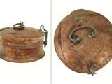 two pictures of a wooden box with a metal handle