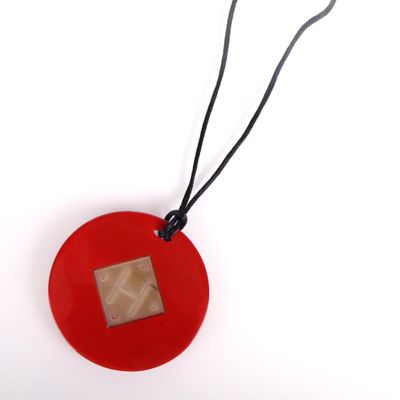 collier en verre rouge orné d'une pierre carrée au centre