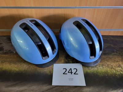 deux casques bleus assis l'un à côté de l'autre sur une table