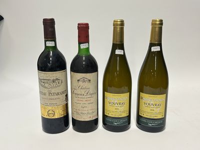 quatre bouteilles de vin sont alignées sur une surface blanche