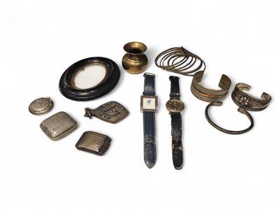 une image représentant une collection de montres et de bijoux anciens posés sur une surface blanche