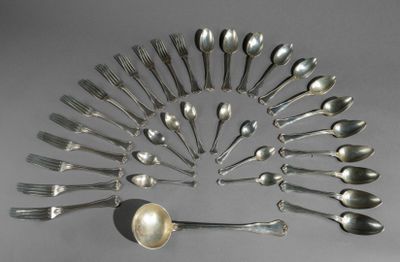 plusieurs cuillères et cuillères à soupe disposées en cercle
