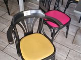 Dans un restaurant, les tables et les chaises sont alignées en rangée.