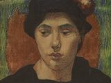 portrait d'une femme portant un chapeau noir et une fleur dans les cheveux
