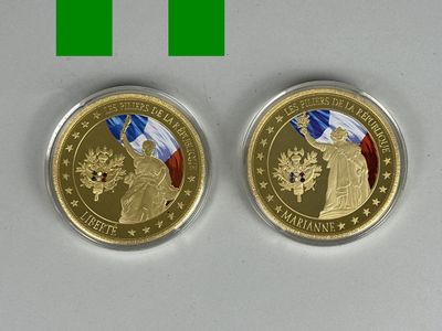deux pièces de monnaie placées l'une à côté de l'autre sur une table