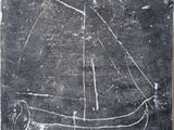 dessin représentant un bateau sur une dalle de pierre, sur fond noir