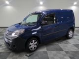 une photo d'une camionnette bleue garée dans un garage
