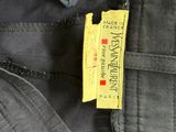 une photo d'une étiquette au dos d'un pantalon