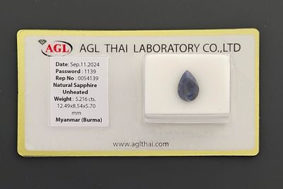 Un saphir sur papier de 5,21 carats.