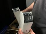 une personne tient un téléphone portable à la main dans une boîte