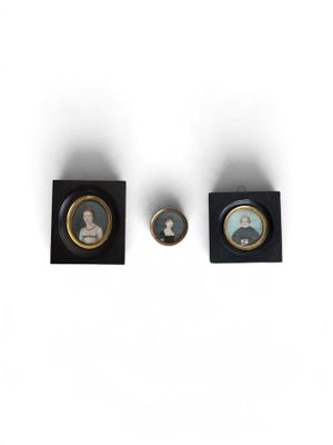 trois portraits miniatures d'un homme et d'une femme sur fond blanc