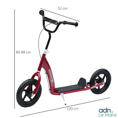 La trottinette est rouge et a une selle et des roues noires.