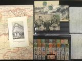 de nombreux timbres exposés sur une table
