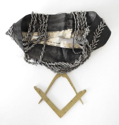 une photographie en noir et blanc d'un sac orné de chaînes