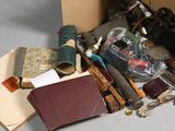 une boîte remplie d'objets assortis posée sur une table