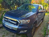un Ford Ranger noir garé sur le bord de la route