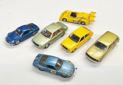 plusieurs petites voitures sont alignées sur une surface blanche