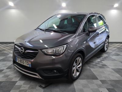 L'Opel grise est garée sur un sol carrelé à damier.