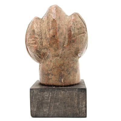 Tête stylisée offrant un nez dans le prolongement d'une crêt…