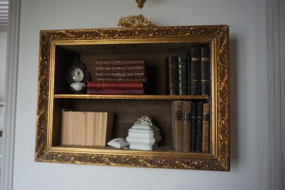 une étagère avec des livres et une horloge dessus