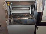 une machine qui se trouve dans le coin d'une pièce