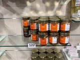 de nombreux bocaux de conserve sur les rayons du magasin