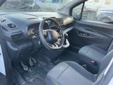 l'intérieur d'une petite voiture avec un volant et un tableau de bord