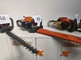 de nombreux types de chaînes exposés dans un magasin