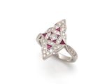 une bague en forme d'étoile sertie de diamants et de rubis