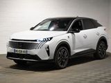 Le SUV blanc est garé sur une place de parking dont le sol est en damier.