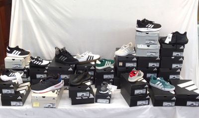 tout un tas de chaussures posées sur une table