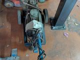 une petite machine posée sur le sol