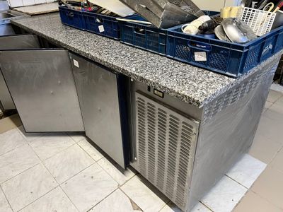 un plan de travail de cuisine sur lequel sont posés tout un tas d'objets