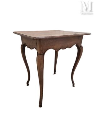 une image d'une petite table en bois sur fond blanc