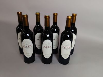 quatre bouteilles de vin sont alignées sur une table