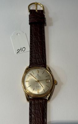 une montre posée sur une table blanche