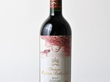 une bouteille de vin rouge posée sur une table en bois