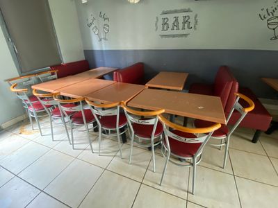 6 banquettes en skaï rouge + 4 tables 4 personnes