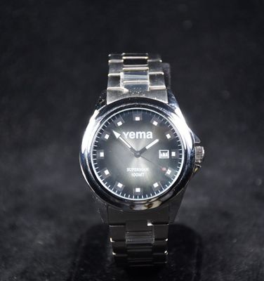 gros plan d'une montre sur une surface noire